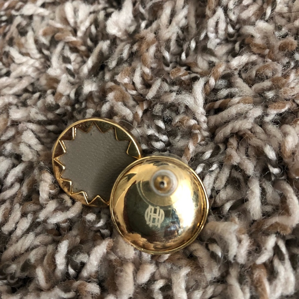 Women’s tan and gold House of Harlow earrings